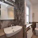 Duke's House, - Stunning Large - Town Centre On Your Doorstep - 5 Bedrooms & Sun Trap Garden - District *