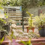 Duke's House, - Stunning Large - Town Centre On Your Doorstep - 5 Bedrooms & Sun Trap Garden - District