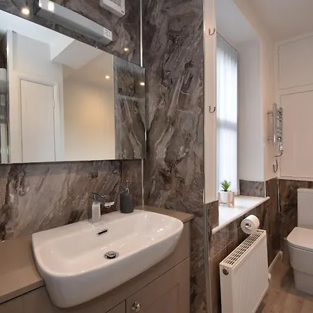 Duke's House, - Stunning Large - Town Centre On Your Doorstep - 5 Bedrooms & Sun Trap Garden - District *