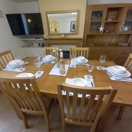 Semesterbostad Duke's House, - Stunning Large - Town Centre On Your Doorstep - 5 Bedrooms & Sun Trap Garden - District