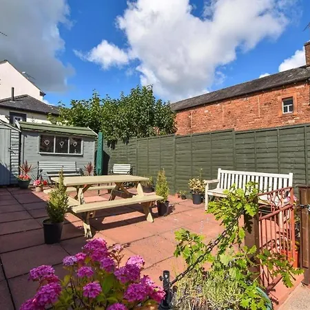 Duke's House, - Stunning Large - Town Centre On Your Doorstep - 5 Bedrooms & Sun Trap Garden - District