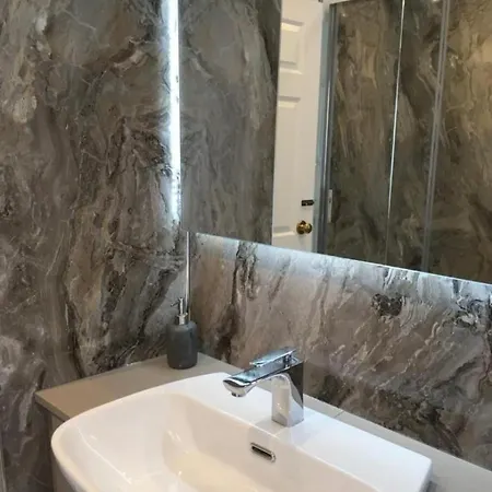 Casa vacanze Duke's House, - Stunning Large - Town Centre On Your Doorstep - 5 Bedrooms & Sun Trap Garden - District