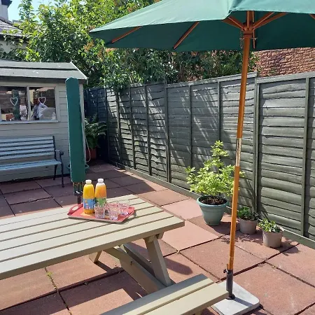 Duke's House, - Stunning Large - Town Centre On Your Doorstep - 5 Bedrooms & Sun Trap Garden - District