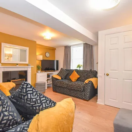 Holiday home Duke's House, - Stunning Large - Town Centre On Your Doorstep - 5 Bedrooms & Sun Trap Garden - District
